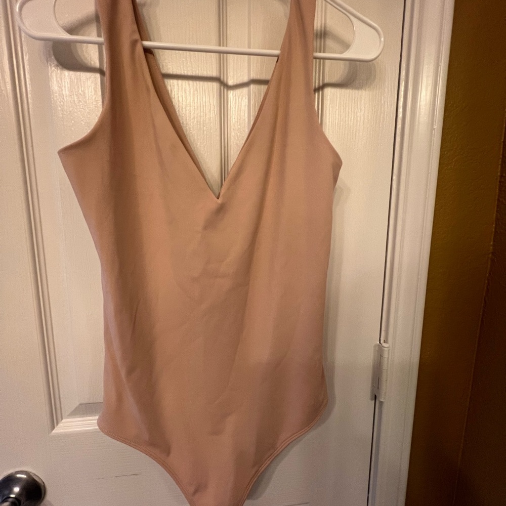 Express body contour pale pink v-neck bodysuit, size small